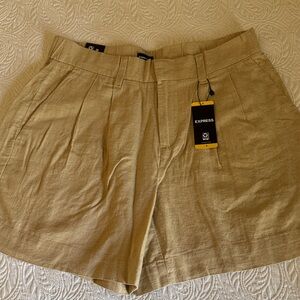 Express High-Rise Pleated Shorts Istanbul in color